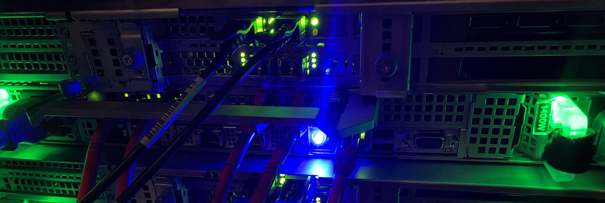 Foto: Lichter in grün und Blau von einem Server