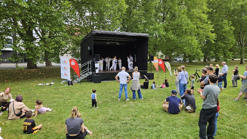 Foto: Bühne mit Kindern in Karateanzügen in Aktion